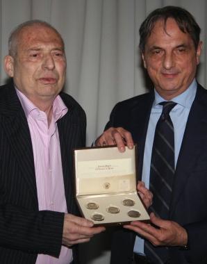 Il sindaco Roberto Cenni consegna i sigilli di Prato al presidente del Pecci Valdemaro Beccaglia   