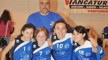 Tre delle 35 squadre appartenenti a 14 società che hanno partecipato alla settima edizione del torneo regionale di volley che si è svolto a Venturina A partire da sinistra: Volley Venturina, Pallavolo Riotorto e infine Volley Piombino. Ogni società è stata comunque rappresentata da più formazioni