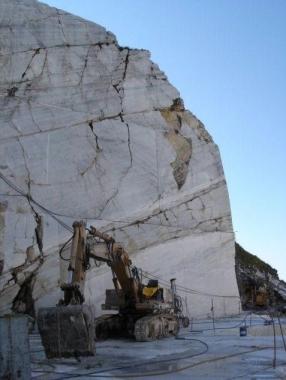Le cave di marmo dellAlta Versilia Al centro di un contenzioso le cave Tavolini della coop Condomini di Levigliani 