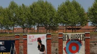 I cartelloni del Summer Festival fatti rimuovere dagli spalti
