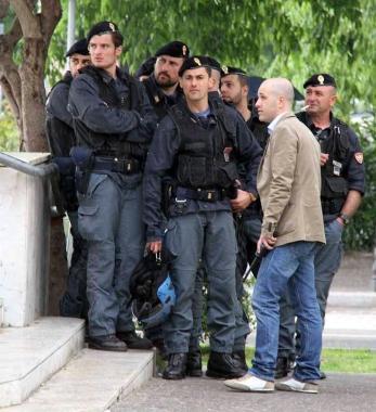 La polizia di fronte alla chiesa di San Sebastiano Sotto, il questore alla chiesa della Misericordia 