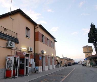 L’esterno e parte del piazzale della stazione ferroviaria a Venturina