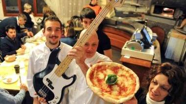 Luca Battaglini mostra il suo basso A destra il forno
