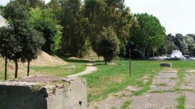Sparito il muro di mattoni dal parcheggio (a sinistra) Il Vallone (in alto) Sporcizia al terminal Diaccioni