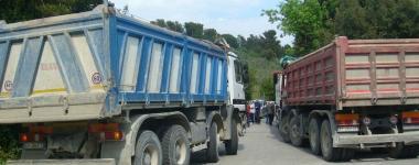 I camion rallentati in strada 