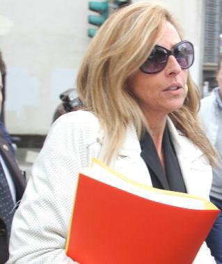 Il giudice Bianca Bellucci che esce dal tribunale dei minorenni a Firenze dove si è svolta l’udienza di convalida per i tre minorenni accusati di concorso in tentato duplice omicidio