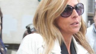 Il giudice Bianca Bellucci che esce dal tribunale dei minorenni a Firenze dove si è svolta l’udienza di convalida per i tre minorenni accusati di concorso in tentato duplice omicidio