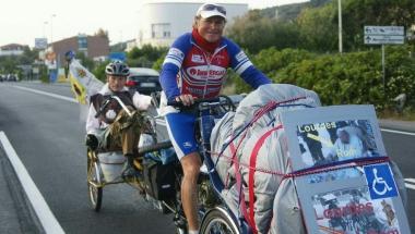 Pellegrini sulla doppia bici