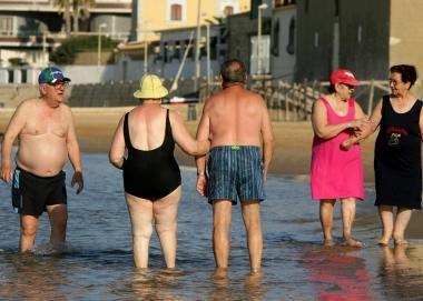 Anziani in vacanza al mare 