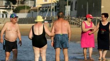 Anziani in vacanza al mare