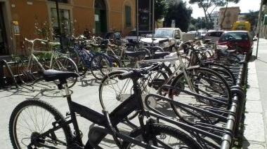 Bici in una rastrelliera