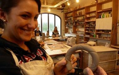 Studentessa con unopera in mostra 