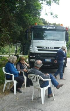 A sinistra gli abitanti del Limoncino davanti ai camion di Bellabarba         