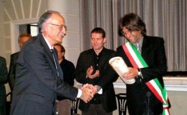 Il sindaco consegna unonorificenza 