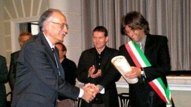 Il sindaco consegna un’onorificenza