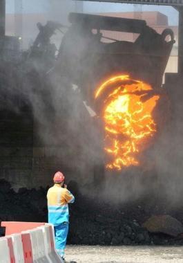 Lo scarico di una paiola di scorie dacciaio nelle vasche del nuovo impianto Slag Pit 