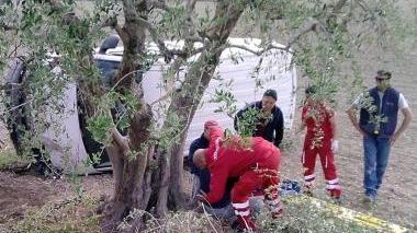 Violento scontro tra auto e furgone: tre feriti