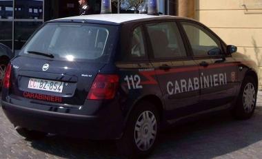 Carabinieri davanti a un locale    