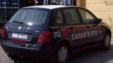 Carabinieri davanti a un locale