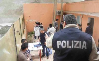 I controlli della polizia nellappartamento 