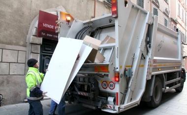 <b>RIFIUTI.</b> Un camion dellErsu durante il suo giro 