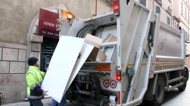<b>RIFIUTI.</b> Un camion dell’Ersu durante il suo giro