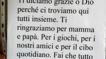Accanto il testo della preghiera A destra la mensa della scuola materna