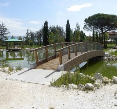 Il laghetto con il ponte e il porticciolo Sotto Alberto Ciampi  