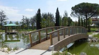 Il laghetto con il ponte e il porticciolo Sotto Alberto Ciampi