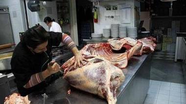 Attività in una macelleria (foto d’archivio)