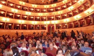La platea del teatro Manzoni durante uno spettacolo  