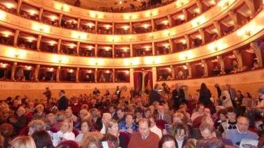 La platea del teatro Manzoni durante uno spettacolo