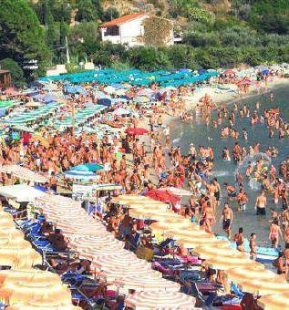 Una spiaggia di Marina di Campo affollata di turisti a ferragosto       