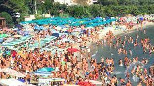 Una spiaggia di Marina di Campo affollata di turisti a ferragosto