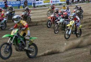 Motociclisti impegnati in una gara di motocross  