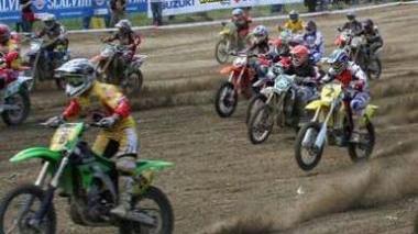 Motociclisti impegnati in una gara di motocross