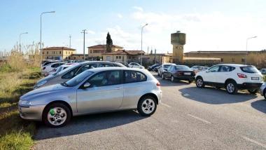 Le auto parcheggiate lungo la strada nei pressi della stazione di Campiglia          