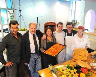 La famiglia Bizzarri che gestisce il locale da 40 anni  