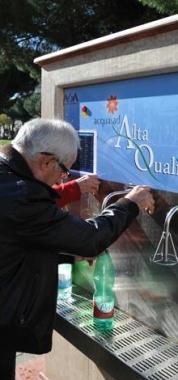 La fontanella di acqua di alta qualit&agrave; dellAsa in piazza Carducci a Cecina      