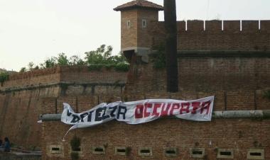 Uno degli striscioni sulla Fortezza Nuova occupata 