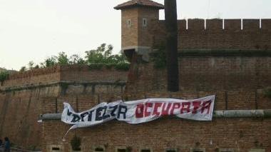 Uno degli striscioni sulla Fortezza Nuova occupata