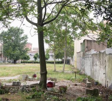 Larea verde di via Fratelli Casotti dopo il risanamento 