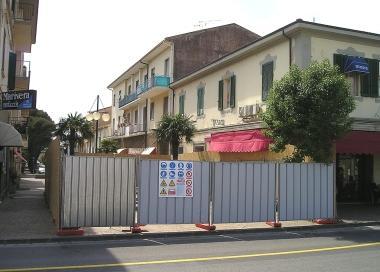 I cantieri in piazza del Popolo (sopra) e piazza della Repubblica 