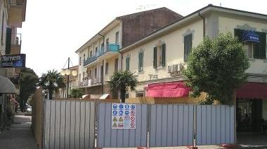 I cantieri in piazza del Popolo (sopra) e piazza della Repubblica