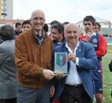 Sopra la Nazionale dei sordi e a destra Enrico Pieraccini con un dirigente azzurro      