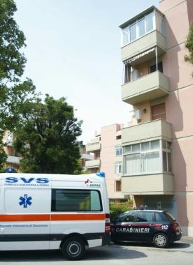 Carabinieri e pubblica assistenza ieri nella tarda mattina nel cortile di via Galimberti dove lanziano che stava tornando a casa si &egrave; accasciato al suolo e poi &egrave; morto    