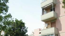 Carabinieri e pubblica assistenza ieri nella tarda mattina nel cortile di via Galimberti dove l’anziano che stava tornando a casa si è accasciato al suolo e poi è morto