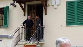 Il vescovo Giovanni Santucci esce dalla canonica di Turano dopo l’incontro con il parroco