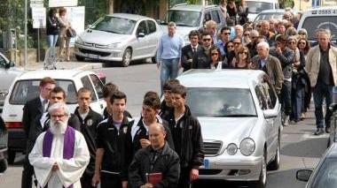Due momenti dei funerali di Vieri Rosati A destra: la manifestazione in piazza Stazione