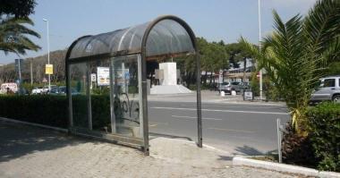 &nbsp;La pensilina alla fermata del bus davanti alla fiera Marmo macchine 